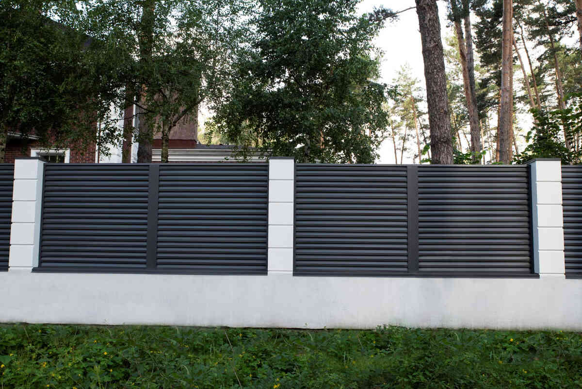 Top 10 Reasons to Choose Aluminum Fencing in 2025